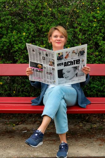 Vorschau Bild von Herausgeberin Elisabeth Hundstorfer mit der neuen
Kulturzeitung "der Achte".