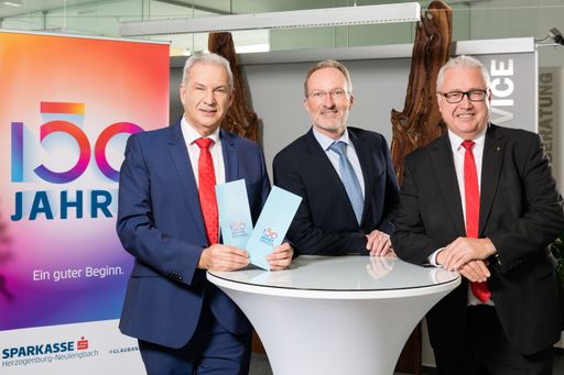 Die Sparkasse Herzogenburg-Neulengbach Bank AG
feiert 2020 ihr 150-jähriges Jubiläum - hier im Bild (v.l.n.r.)
Vorsitzender des Vorstandes Walter Dörflinger, Präsident des
Aufsichtsrates Dr. Harald Gruber sowie Vorstand Friedrich Stefan.
