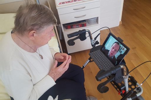 Mit Videotelefonaten fördert das SeneCura-Team den
Kontakt zwischen den Seniorinnen und Senioren und ihren Lieben.