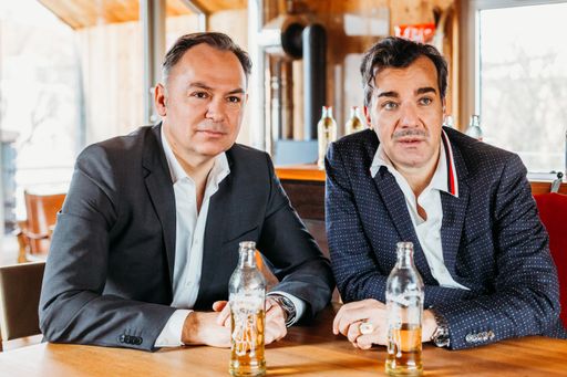 Vorschau Bild von (v.l.n.r.) Almdudler Geschäftsführer Gerhard
Schilling und Sprudelfabrikant Heribert Thomas Klein