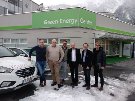 Vorschau Bild von Die Initiatoren des HySnowGroomer Projektes
v.l.n.r. Jürgen Sonnleitner, Leo Huttegger, Alwin Bubendorfer Leo
Huttegger (alle Pongauer Energie Zentrum), Ernst Fleischhacker (FEN
Systems) , Michael Kuhn (Kässbohrer) Nikolaus Fleischhacker (FEN
Systems, Projektleiter)