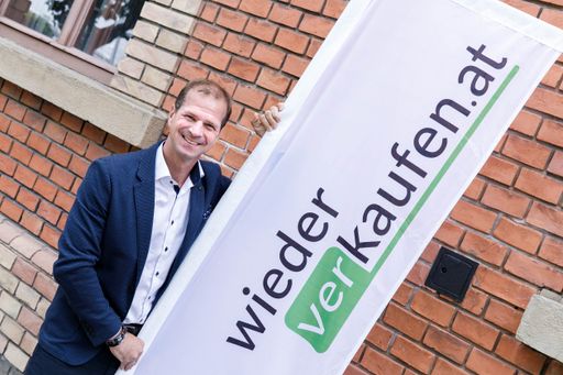  Rainer Patak mit wiederverkaufen.at Logofahne