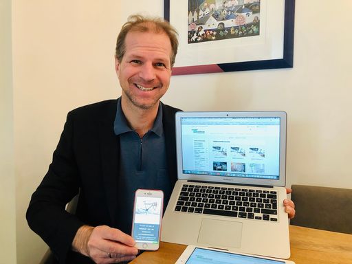 Vorschau Bild von Rainer Patak demonstriert IT Infrastruktur