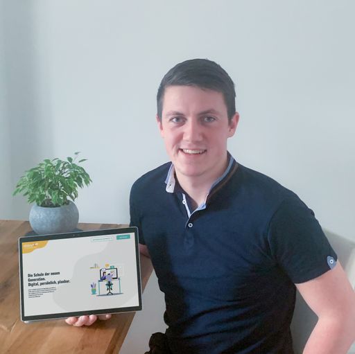  Valentin Koch, Co-Founder aus Linz mit diclaro am
Tablet.