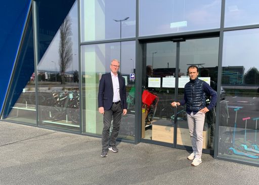 Geschlossene Geschäfte und geltende Verordnung bringen die
heimischen Fachhändler – wie Bobby Agboatwala (rechts), Inhaber von
Bobbys Sport - an ihre Grenzen: Dr. Schwarting, Vorstand SPORT 2000
Österreich (links) fordert stellvertretend für sieben
Fachhandelsverbände, die rund 950 österreichische Fachhändler
vertreten, Solidarität im Handel.