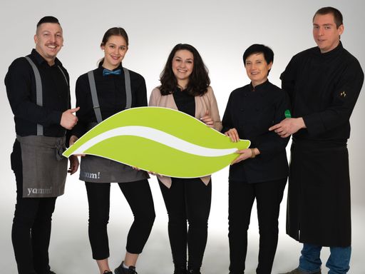  Teamfoto , v.l.n.r.: HUMET Bünyamin, Serviceleitung
Frühstück / VALENTINI Chiara Marina, Service / KAGAN Neshdana,
Restaurantleitung / PEZDEK Agata, Frühstücksküche / ANGELMAHR
Gerald, Küchenchef