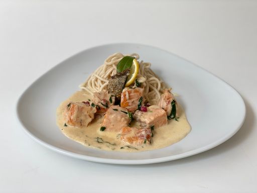  Zitronen-Lachs Ragout mit gebratenen Nudeln mit
Miso, Bärlauch und Granatapfelkernen