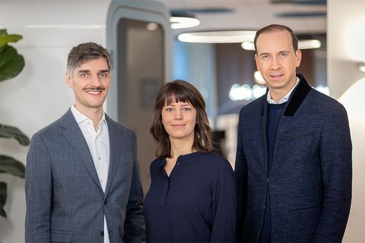 Die Spitze der Practice bilden Andreas Krönke (links) und Lara
Schermer, im Bild mit PIABO CEO Tilo Bonow (rechts) / PIABO gewinnt
gleich drei Nachhaltigkeits-Pioniere für seine neue Greentech &
Sustainability Practice. Weiterer Text über ots und
www.presseportal.de/nr/62594 / Die Verwendung dieses Bildes ist für
redaktionelle Zwecke honorarfrei. Veröffentlichung bitte unter
Quellenangabe: "obs/PIABO/Robert Lehmann"