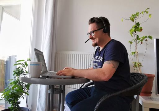 Vorschau Bild von Walter Schütz aus dem Drei Shop Amstetten City
Center arbeitet seit dieser Woche im Homeoffice und unterstützt die
Drei Kunden-Hotline.