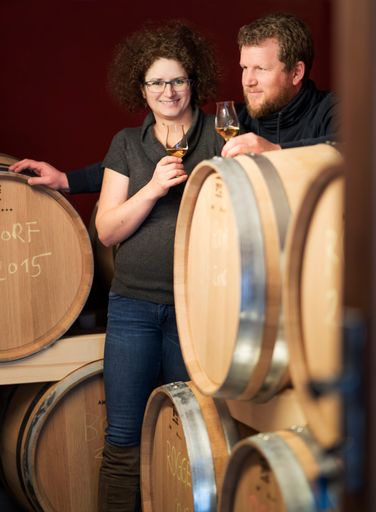  Carmen und Werner Krauss vor einigen ihrer Whiskey
Fässer