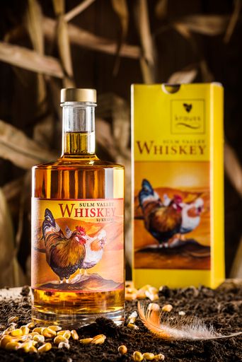 Vorschau Bild von Tradition. Auch wenn unsere Destillerie noch sehr
jung ist, spiegelt dieser Whiskey sehr viel Tradition wieder.
Produziert nach dem traditionellen Gesetz zur Herstellung von
Bourbon Whiskey, unter Verwendung einer traditionell-steirischen
Urmaissorte.