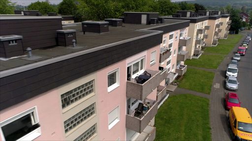 In drei neuen Folgen widmet sich "Hartz und herzlich" der
ehemaligen Braunkohlehochburg Bergheim. Der dreißig Kilometer von
Köln entfernte Ort entwickelte sich über die vergangenen Jahre zum
sozialen Brennpunkt, einige der 62.000 Einwohner kämpfen mit den
Folgen der Armut. Die Sozialreportage wirft einen Blick auf die
Stadt und zeigt den Alltag von Bürgern am Rande des
Existenzminimums. Start der Reihe ist am Dienstag, 28. April 2020,
um 20:15 Uhr bei RTLZWEI. Weiterer Text über ots und
www.presseportal.de/nr/6605 / Die Verwendung dieses Bildes ist für
redaktionelle Zwecke honorarfrei. Veröffentlichung bitte unter
Quellenangabe: "obs/RTLZWEI"