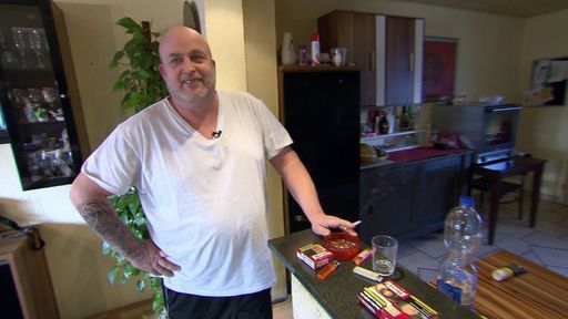 Vorschau Bild von Einer davon ist Mario. Der 51-Jährige ist vor acht Monaten an
Lymphdrüsenkrebs erkrankt. Doch er kämpft nicht nur mit der schweren
Krankheit, sondern auch mit dem Jobcenter: Der ehemalige
Selbstständige musste seine Arbeit aufgrund der Krebserkrankung
aufgeben, sein Antrag auf Hartz IV ist dennoch nicht bewilligt.
Täglich steigt der finanzielle Druck, der seine Frau Rosa und ihn
belastet. Um über die Runden zu kommen, musste sich das Paar bereits
mehrere Tausend Euro leihen. Weiterer Text über ots und
www.presseportal.de/nr/6605 / Die Verwendung dieses Bildes ist für
redaktionelle Zwecke honorarfrei. Veröffentlichung bitte unter
Quellenangabe: "obs/RTLZWEI"