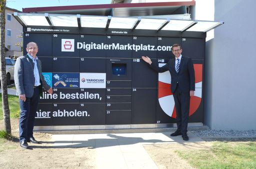  li. Agrarlandesrat Max Hiegelsberger und re.
Wirtschaftslandesrat Markus Achleitner bei der innovativen
Übergabestation