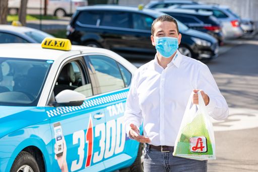 Taxi 31300 bietet ein Einkaufsservice beim
Nahversorger an. So funktioniert‘s: Der Taxilenker holt die
Einkaufsliste direkt beim Kunden ab, fährt damit zum Nahversorger
oder nächsten Supermarkt einkaufen, bringt die bestellten Artikel
dem Kunden und rechnet den Einkauf ab.