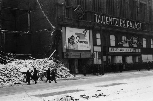 Nach Kriegsende ging das gesellschaftliche und kulturelle Leben
weiter, wie hier in einem Kino. Weiterer Text über ots und
www.presseportal.de/nr/9021 / Die Verwendung dieses Bildes ist für
redaktionelle Zwecke honorarfrei. Veröffentlichung bitte unter
Quellenangabe: "obs/ARTE G.E.I.E./© bpk/Hanns Hubmann"