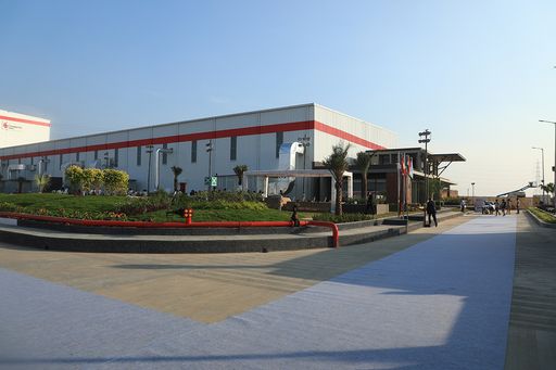  Constantia Ecoflex Ahmedabad in Indien ist das erste Werk der
Welt, das ausschließlich wiederverwertbare flexible Verpackungen
herstellt.