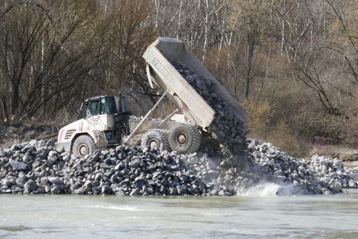 Vorschau Bild von Wasserbausteine werden für Hochwasserschutz-Projekt
verwendet