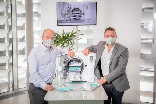 W&H-Geschäftsführer DI Peter Malata und Serviceleiter W&H
Austria/W&H Deutschland Josef Erbschwendtner mit W&H-Mundschutz vor
W&H-Sterilisator.
