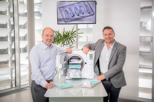 Vorschau Bild von W&H-Geschäftsführer DI Peter Malata und Serviceleiter W&H
Austria/W&H Deutschland Josef Erbschwendtner vor W&H-Sterilisator.