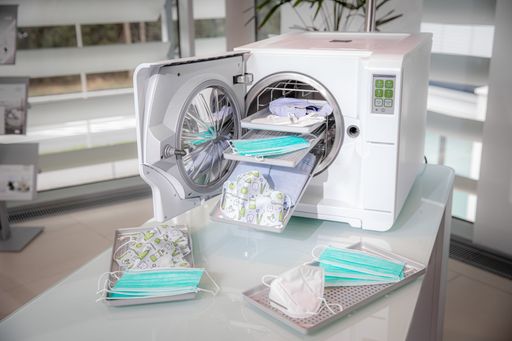 Vorschau Bild von Schutzmasken im W&H-Sterilisator.