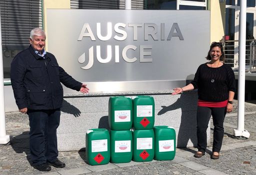 Desinfektionsmittel für die Lebenshilfe NÖ, im Bild
Austria Juice Kröllendorf Werksleiter Karl Govednik und Elisabeth
Kickinger von der Lebenshilfe NÖ