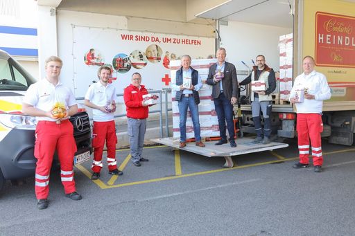  KR Walter Heindl und KR Andreas Heindl (4. u. 5. v.
l.) bei der Übergabe der Oster-Waren an den
Landesgeschäftsleiter-Stv. Robert Horacek (3.v.l.), Rotes Kreuz
Wien.