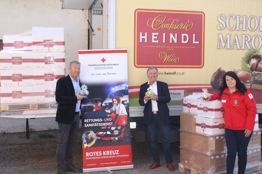 Vorschau Bild von KR Andreas Heindl und KR Walter Heindl übergeben
die süßen Spezialitäten an Monika Pfeffer vom Roten Kreuz NÖ, die
diese stellvertretend entgegennimmt (v.l.n.r.)