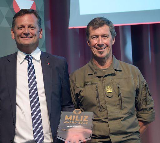 Thomas Neusiedler (l). und Peter Krauss nehmen den Miliz-Award
entgegen