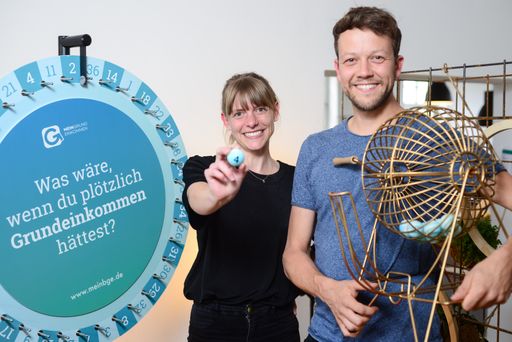 Wenn alle Dämme brechen, hilft das Grundeinkommen, schwimmen zu
lernen / Verein verschenkt Grundeinkommen:10x12.000 Euro für ein
Jahr ohne Existenzangst / Christina Strohm und Michael Bohmeyer vom
Berliner Verein Mein Grundeinkommen Weiterer Text über ots und
www.presseportal.de/nr/142772 / Die Verwendung dieses Bildes ist für
redaktionelle Zwecke honorarfrei. Veröffentlichung bitte unter
Quellenangabe: "obs/Mein Grundeinkommen e.V./Christian Stollwerk für
MeinBGE"
