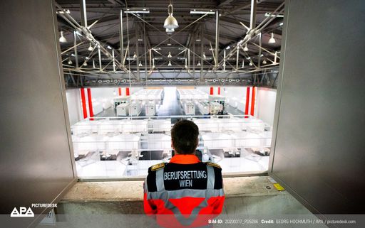 Vorschau Bild von Um bei Bedarf genügend Krankenbetten in Wien zur
Verfügung zu haben, wird die Messehalle in Wien-Leopoldstadt für ein
Corona-Betreuungszentrum vorbereitet. Im Bild: Ein Mitarbeiter der
Rettung am Dienstag, 17. März 2020, im Rahmen eines Pressetermins im
Corona-Betreuungszentrum. GEORG HOCHMUTH / APA / picturedesk.com