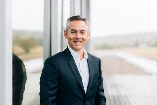 Norbert Rotter, Vorstandsvorsitzender der itelligence - NTT DATA
Business Solutions: "Ich freue mich sehr über die Anerkennung der
SAP für unser weltweit wachsendes Cloud-Business. Diese beiden
ersten Preise für SAP SuccessFactors und SAP Ariba zu erhalten, ist
für uns auch ein Anreiz, das Cloud-Geschäft gezielt weiter
strategisch auszubauen und insbesondere in den Procurement-Bereich
zu investieren. Unsere Kunden profitieren dabei auch vom weiteren
Aus- und Aufbau des Partnernetzwerks und dem Know-how-Transfer, den
itelligence leistet, um die neuesten SAP-Technologien auf den Punkt
genau in Lösungen für die Digitalisierung umzusetzen." Weiterer Text
über ots und www.presseportal.de/nr/24336 / Die Verwendung dieses
Bildes ist für redaktionelle Zwecke honorarfrei. Veröffentlichung
bitte unter Quellenangabe: "obs/itelligence AG"