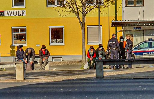 Asylantengruppe im Rahmen der Polizeikontrolle