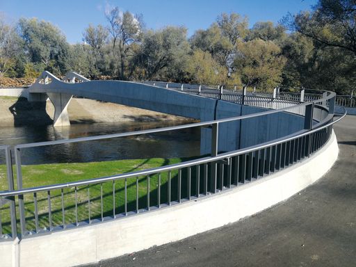Vorschau Bild von Ausgezeichnetes Infrastrukturprojekt: ECC-Beton als
dominanter Baustoff wirkt bei der Rad- und Gehwegbrücke in Gratkorn,
Steiermark, eindrucksvoll – ein Projekt, das alle Kategorien des
GVTB-Betonpreises erfüllt.