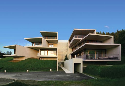 Vorschau Bild von Eine Anerkennung in der Kategorie Design erhielt
die Wohnbebauung Aldrans in Tirol, besonders ansprechende
Architektur, perfekter Sichtbeton – mit einem makellosen
Schalungsbild.