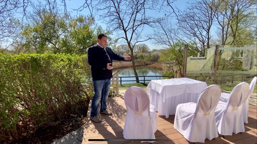  Restaurantleiter Georg zeigt die Möglichkeiten und
Vorteile für eine Traumhochzeit im Chadim.