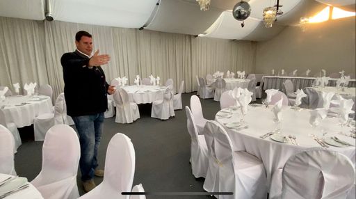 Vorschau Bild von Unser Restaurantleiter zeigt die Möglichkeiten und
Vorteile für die Festlichkeit im Chadim.