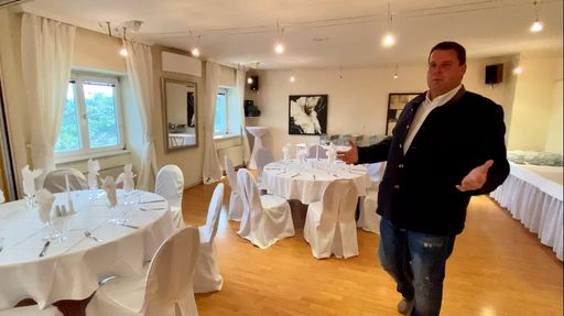 Vorschau Bild von Der Restaurantleiter zeigt die Möglichkeiten und
Vorteile vom Chadim.