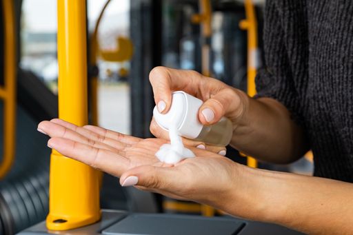 Achtsam mit Händedesinfektionsmitteln umzugehen,
das empfiehlt Österreichs Hygienespezialist Hagleitner. Gerade in
der Coronakrise mangle es anbieterseitig oft an Wirkungsnachweisen
sowie an dermatologischen Gutachten.