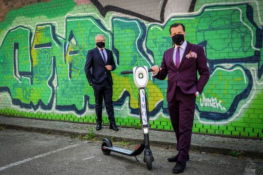 Vorschau Bild von Bild zu OTS: ATMOScooter - Klaus Luger, Bürgermeister von Linz
(links) und Chris Müller, CEO Atmos Aerosol Research, mit dem
ATOMScooter