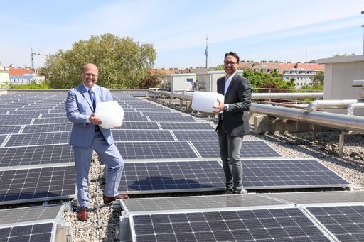 Aus umweltfreundlicher Sonnenkraft eisige Kälte
erzeugen: Obmann- Stellvertreter Wolfgang Adler und Geschäftsführer
Roland Spitzhirn (rechts) mitten im 2 Millionen
Wattstunden-Kraftwerk der Vereinigten Eisfabriken. Für das Foto ohne
Maske, dafür mit Sicherheitsabstand.