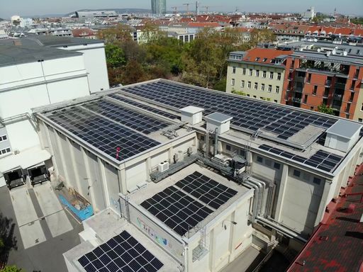 Vorschau Bild von Bei Sonnenschein liefern diese Panele täglich 2
Millionen Wattstunden zum Tiefkühlen.