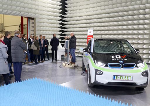 E-Mobility, E-Ladeinfrastruktur und
Elektromagnetische Verträglichkeit in der größten EMV-Halle
Österreichs im TÜV AUSTRIA Technology & Innovation Center.
tuvaustria.com/industry