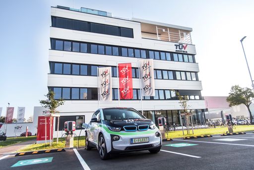 Vorschau Bild von Das TÜV AUSTRIA Technology & Innovation Center in
Wien-Inzersdorf unterstützt mit dem Safe-Secure-System-Lab (S3 Lab),
Österreichs größter EMV-Halle sowie den E-Mobility- und
Werkstofftechnik-Kompetenzzentren Produkthersteller, Entwickler,
Integratoren und Betreiber, Partner aus Forschungs- und
Entwicklungs-Kooperationen. tuvaustria.com/industry