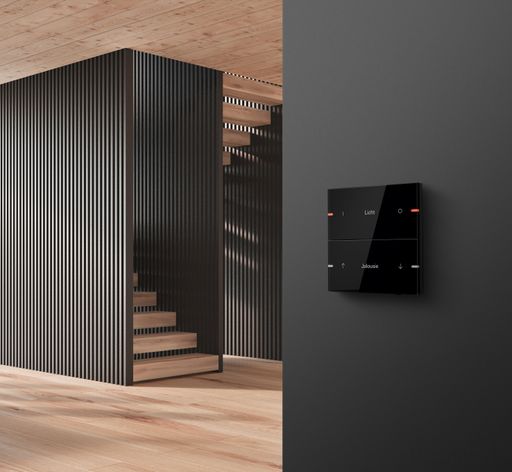 Der neue Gira Tastsensor 4 überzeugt mit
preisgekröntem Design und intelligenter Funktionalität. Für moderne
und harmonische Innenarchitektur setzen alle Varianten Akzente und
bieten besonders stilvolle Gestaltungsmöglichkeiten. Erhältlich sind
Gira Produkte bei Österreichs führenden Elektrofachhändlern. Im
Bild: Gira Tastsensor 4 Glas Schwarz