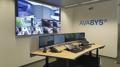 Vorschau Bild von Auf einem Leitstand werden nebst Alarmen und
Störmeldungen unter anderem die Ergebnisse vorstehender Daten aus
der KI den Sicherheitsfachkräften zur weiteren Beurtei-lung und
Entscheidung in übersichtlicher und ergonomischer Form dargestellt.