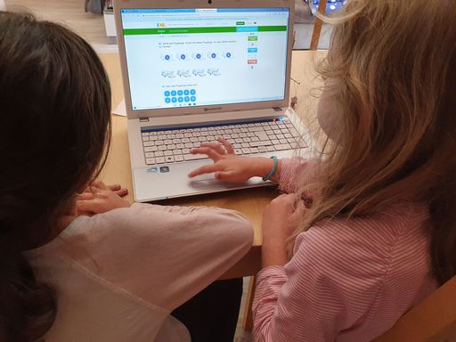 Kinder einer Wiener Volksschule freuen sich über
die Laptop-Spende der Erste Bank