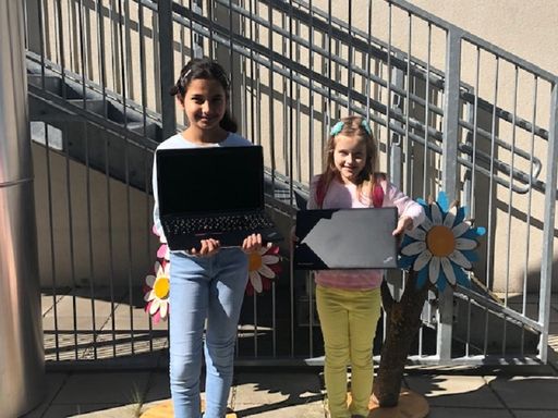 Vorschau Bild von Kinder einer Wiener Volksschule freuen sich über
die Laptopspende der Erste Bank
