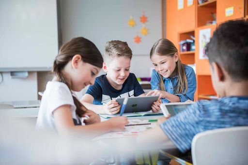 Vorschau Bild von Schulkinder arbeiten mithilfe von Tablets