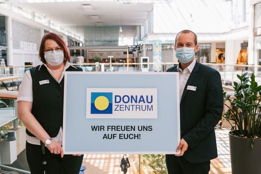  Rezeptionistin und Zsolt Juhasz, Center Manager des
Donau Zentrums